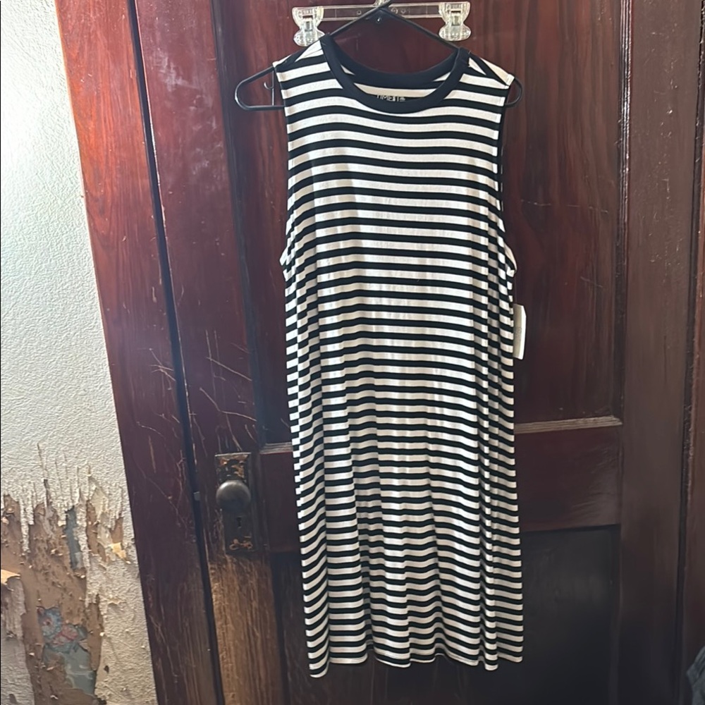 Time and Tru Black and White Sleeveless Midi Sundress